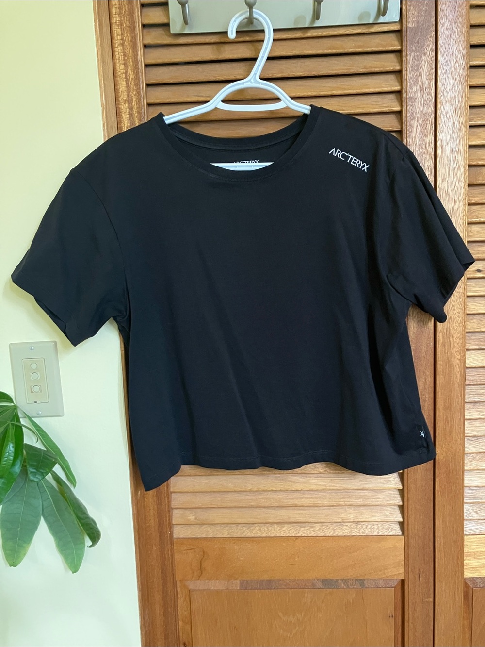 Arc'teryx Black Women's Short-Sleeve Crew Tee - 100% cotton - Medium